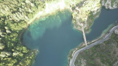 Abruzzo 'daki San Domenico Dağı' nın insansız hava aracı manzarası. İtalya