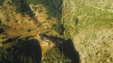 Dağların drone görüntüsü, Scanno, Abruzzo dağ gölü kasabası. İtalya