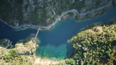 Abruzzo 'daki San Domenico Gölü' ndeki küçük barajın havadan görüntüsü..