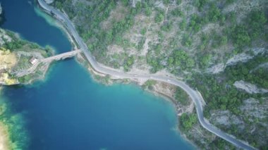 Abruzzo 'daki San Domenico Gölü' ndeki küçük barajın havadan görüntüsü..
