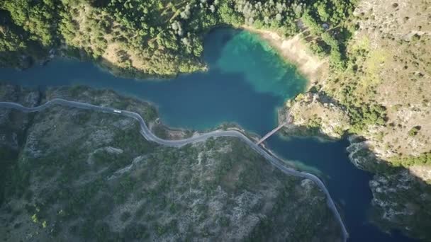 Luftaufnahme Des Kleinen Staudamms See San Domenico Den Abruzzen — Stockvideo
