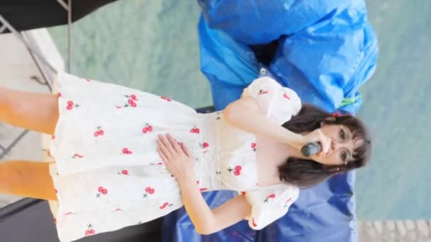 이탈리아 2023 드레스를 소녀가 무대에서 노래합니다 — 비디오
