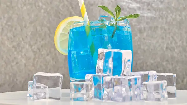Blauwe Limonade Een Glas Met Ijs — Stockfoto