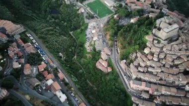Küçük bir kasabadaki futbol stadyumunun insansız hava aracı görüntüsü.