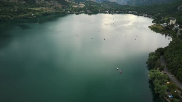 Vista Aérea Paisaje Del Lago Del Corazón Scanno Italia — Vídeo de stock