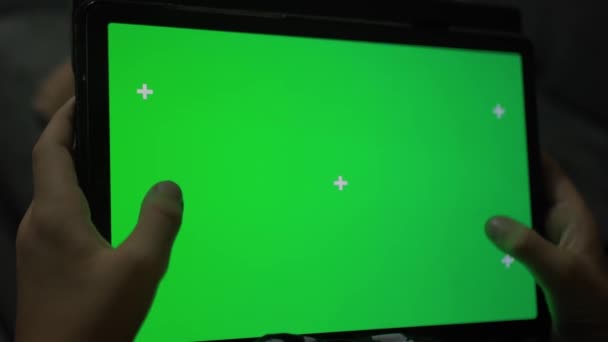 緑色のクロマのキー スクリーンが付いているタブレット コンピュータを握っている男の手の近くのショット ビデオを見たり カフェでオンラインチャットをしたりする男 常にオンライン4Kテンプレートの映像 — ストック動画