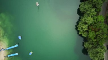 İtalya 'nın Abruzzo, Abruzzo, Scanno Gölü' ndeki kumlu sahilin kuş bakışı manzaralı güzel yaz gölü manzarası.