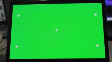 Tableti yeşil ekran maketi ile kapat. Video konferans şablonu veya 4k video çevrimiçi mağazası.