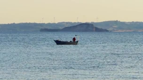Рибалка Човні Ловить Рибу Озері — стокове відео