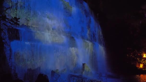 Malowniczy Wodospad Nocy Pięknie Oświetlony Latarniami — Wideo stockowe