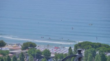 İnsanlar tatilde plajda.