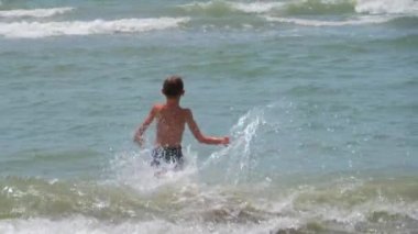 Denizde yüzen bir genç. Deniz kirli..