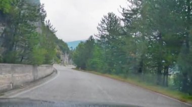 Araba penceresinden, dağlardaki yoldan, abruzzo italy