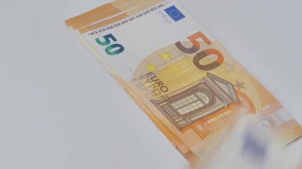 Manos Hombre Contando Billetes Euros Cuidadosamente Colocándolos Una Pila Uniforme — Vídeo de stock