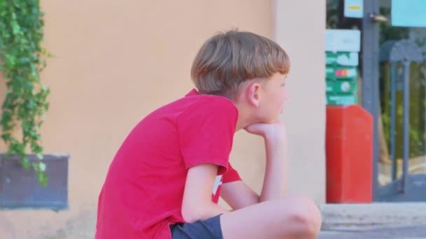 Ritratto Laterale Adolescente Seduto Muro Cemento Sulla Strada — Video Stock