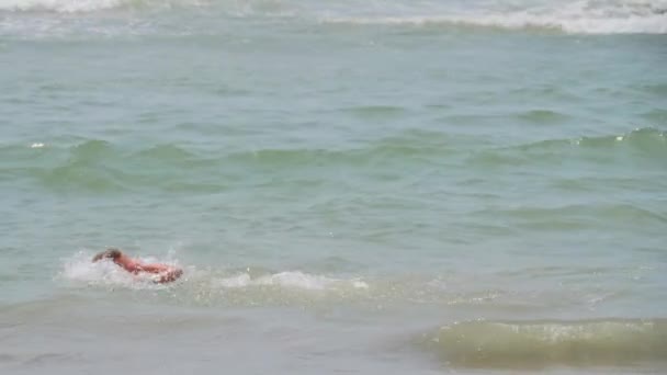 Adolescente Nada Mar Mar Está Sujo — Vídeo de Stock