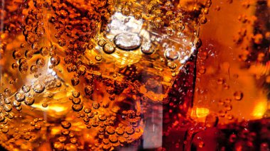 Buzlu bir bardakta soda. yakın plan