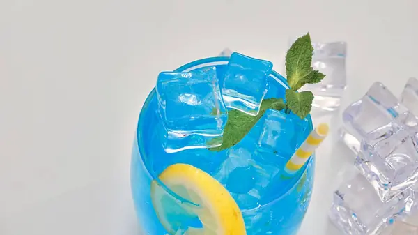 Niebieska Lemoniada Szklance Lodem — Zdjęcie stockowe