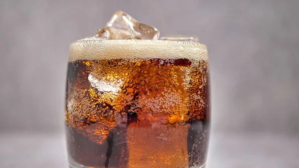グラスに氷を入れたソーダ クローズアップ ロイヤリティフリーのストック写真