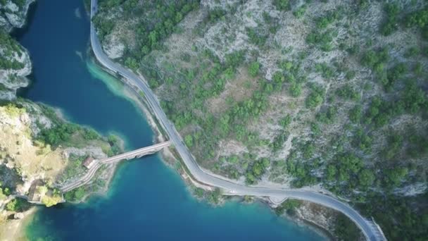 アブルッツォのサン ドメニコ湖の小さなダムの空中観測 — ストック動画