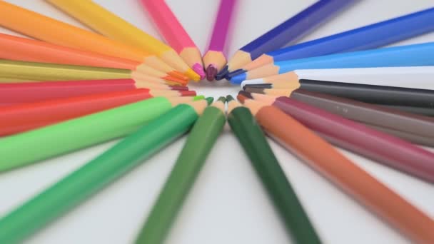 Разноцветные Карандаши Лежат Белом Фоне Яркие Цветные Карандаши Вращаются Вокруг — стоковое видео