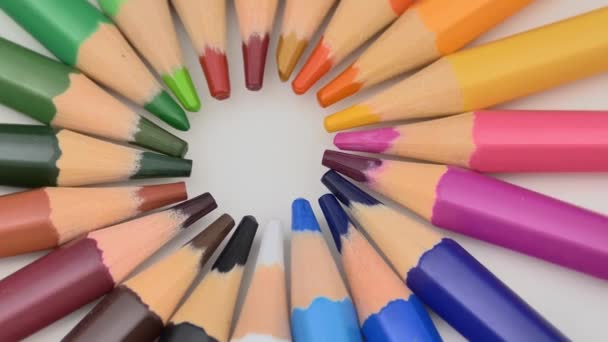 カラフルな鉛筆は 太陽光線の背景として回転します 絵画用レインボー鉛筆 色鉛筆のアセット 学校のコンセプトに戻る — ストック動画