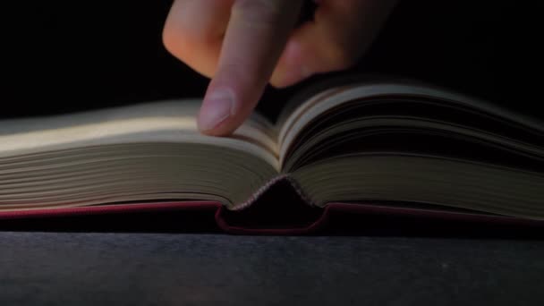Yaşlı Adamın Elleri Kitap Okuyor Adam Parmaklarını Kitabın Içinde Gezdiriyor — Stok video