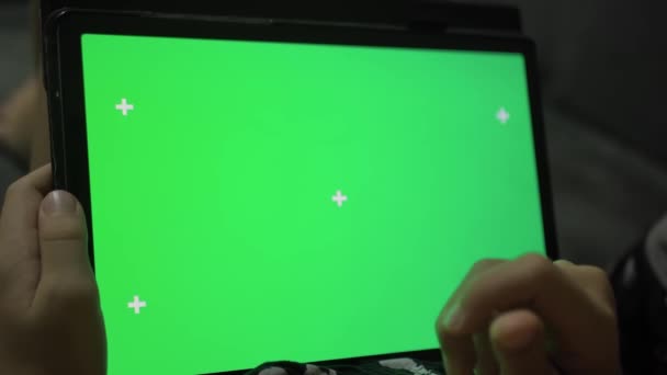 Зеленый Экран Chroma Key Планшетного Компьютера Человек Держит Мобильный Компьютер — стоковое видео