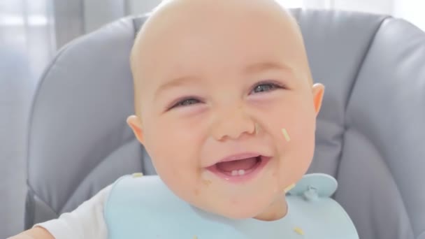 Portret Dziecka Jedzącego Spaghetti Robiącego Bałagan Styl Życia Ludów — Wideo stockowe