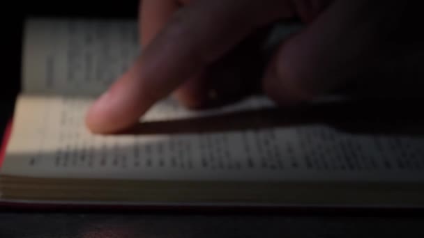 Старики Руки Читают Книгу Man Runs His Fingers Book — стоковое видео