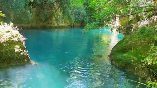Cañón Del Río Montaña Con Aguas Cristalinas Azules — Vídeos de Stock