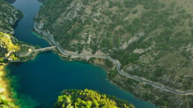 Abruzzo 'daki San Domenico Dağı' nın insansız hava aracı manzarası. İtalya