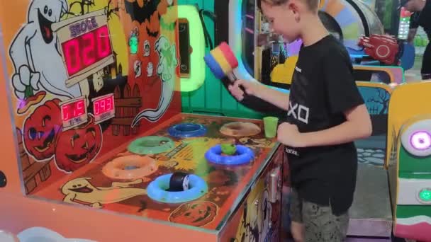 Рим Италия Июля 2023 Года Игровой Автомат Детей Нужно Бить — стоковое видео