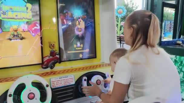 2023年7月14日 意大利罗马 母亲和小儿子玩街机竞速游戏 — 图库视频影像
