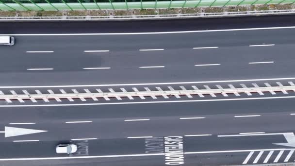 Ruch Autostradzie Widok Lotu Ptaka Samochody Jadące Obu Kierunkach — Wideo stockowe
