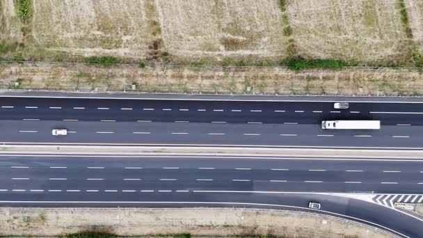 城际公路是在农业用地之间建立起来的 是一条两边都是农村地区的沥青路面空中景观 — 图库视频影像