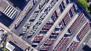 Otobüs terminalinin havadan aşağı görünümü otobüs ya da otobüsün planlanan rota termini başladığı ya da bittiği yer olarak belirlendi. Otobüs durakları, garlar ve otobüs durakları arasında 4K kalitesinde konulabilir.....