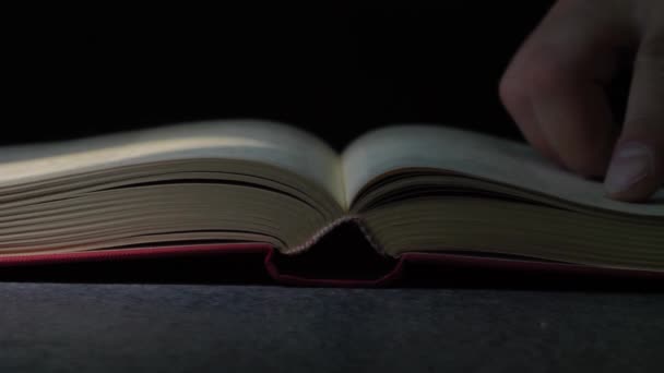 Eski Bir Kitaba Yakın Plan Yaşlı Bir Adamın Parmağı Bir — Stok video