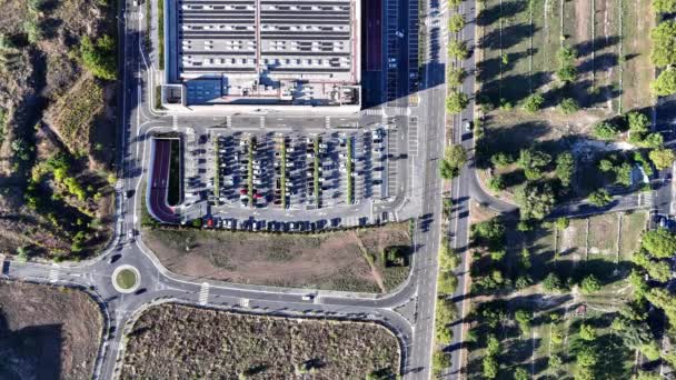 Parkoviště Množstvím Prázdných Míst Blízkosti Supermarketu Pohled Ptačí Perspektivy Letecký — Stock video