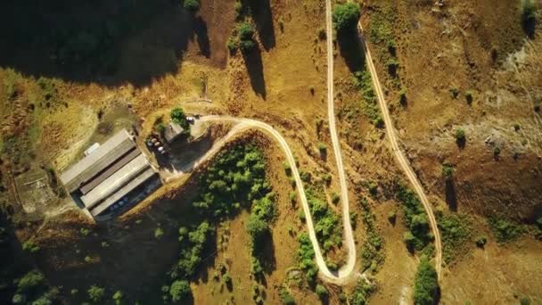 田舎の曲がりくねった土道のドローンビュー イタリア アブルッツォ — ストック動画