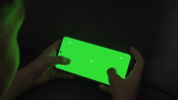 Zamknij Ujęcie Dłoni Trzymających Tablet Zielonym Ekranem Makiety Szablon Wideokonferencji — Wideo stockowe