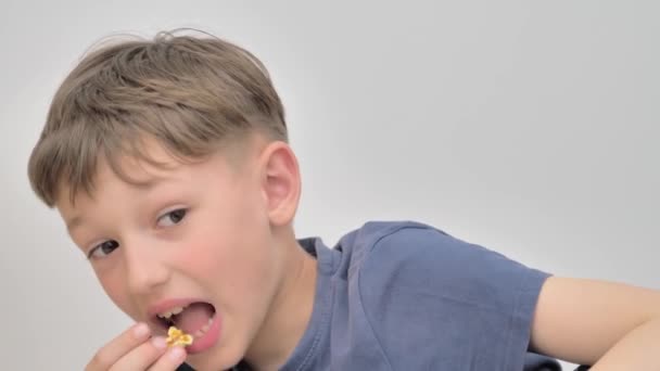 Retrato Engraçado Animado Menino Escola Fundo Branco Sorrindo Comendo Pipocas — Vídeo de Stock