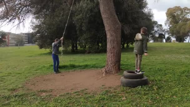 Aktive Kinderschaukel Auf Selbstgebasteltem Bungee Baum Oder Spaß Stadtpark Freien — Stockvideo