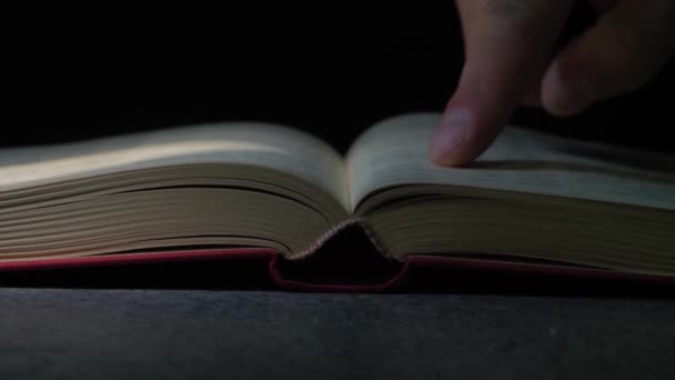Старики Руки Читают Книгу Man Runs His Fingers Book — стоковое видео