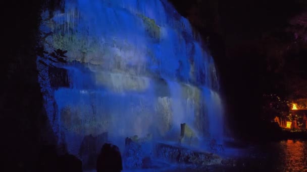 Una Pintoresca Cascada Por Noche Bellamente Iluminada Por Reflectores — Vídeo de stock