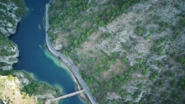 Abruzzo 'daki San Domenico Gölü' ndeki küçük barajın havadan görüntüsü..
