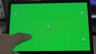Tableti yeşil ekran maketi ile kapat. Video konferans şablonu veya 4k video çevrimiçi mağazası.