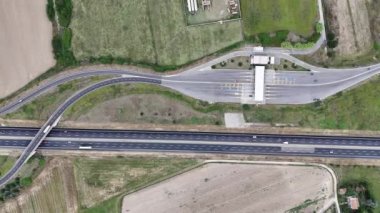 Her iki taraftaki kırsal alanla birlikte asfalt yolun havadan görünüşü, tarım arazileri arasında şehirlerarası otoyol kuruldu..