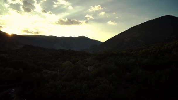 Vista Del Dron Sol Pone Detrás Del Paisaje Montaña Durante — Vídeo de stock