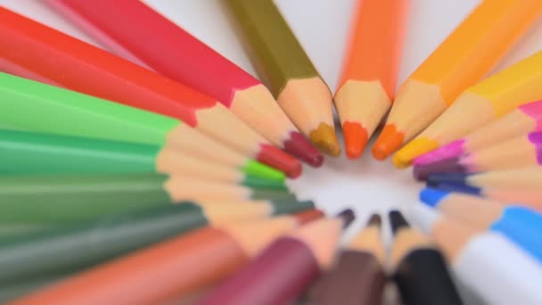 彩色铅笔作为太阳光背景旋转 彩绘铅笔 彩色铅笔的配送 回到学校的概念 — 图库视频影像